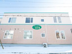 穏やかな外観の建物