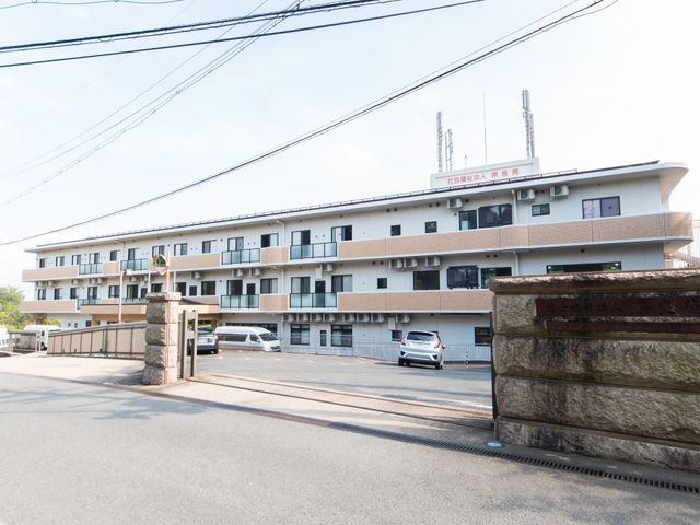 多階層建物の外観 外観 広々とした敷地にたつ、清潔感のある外観の建物です。職員として貢献できる環境をお探しの方におすすめします。