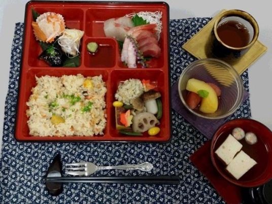 配膳された多彩な料理