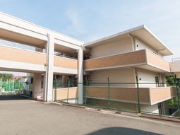 明るい日差しの建物外観