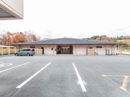 広々とした建物の外観