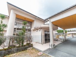 広々とした建物外観