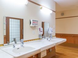 明るく清潔な洗面台