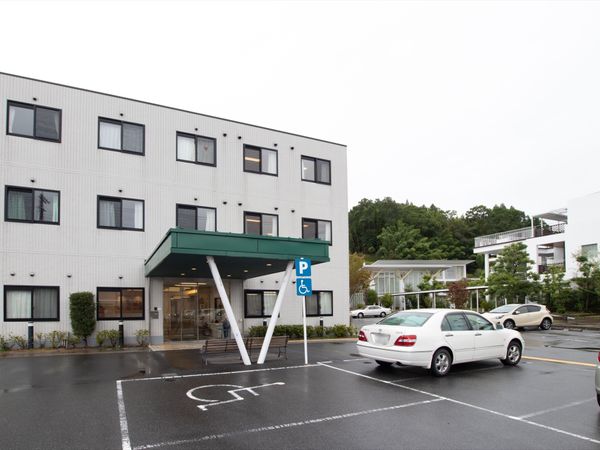 施設の入り口と外観