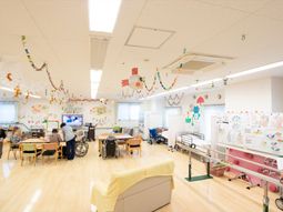 明るい居室の様子