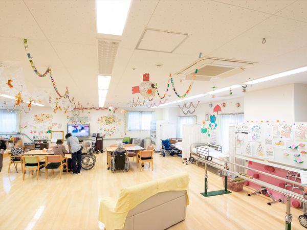 明るい居室の様子