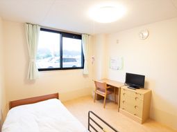 居室の明るい一室