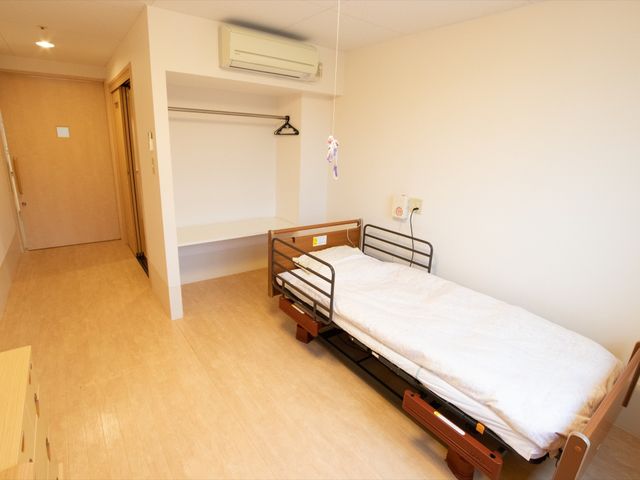 明るい個室の居室 居室 清潔感のある広々とした個室で、ゆったりとお過ごしいただける空間です。室内には必要最低限の家具が配置されており、機能的な生活を支えます。