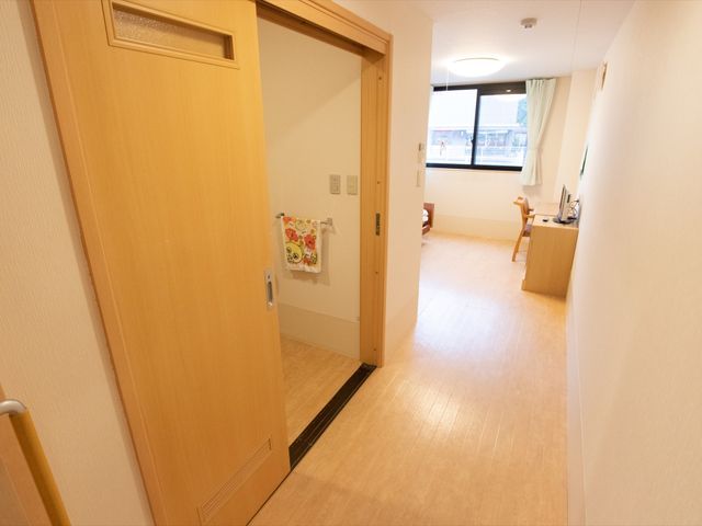 居室の入口と内部 居室 ゆとりある居室の入口をご覧いただき、木の温もりを感じる明るい空間での快適な生活をイメージしてください。