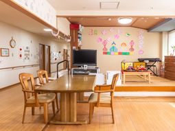 明るい施設のダイニング