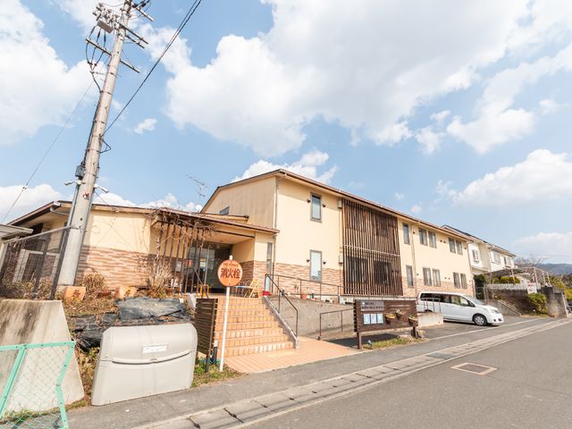 明るい外観の建物 外観 ゆったりとした外観の建物です。ゆとりのある環境で働くやりがいを感じられます。