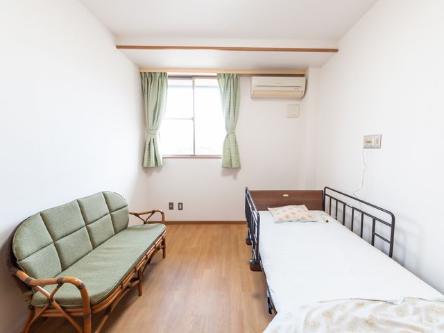 居心地のよい居室シーン 居室 シンプルながらも暖かみのある環境の個室です。お一人お一人の快適な生活空間を大切にしています。