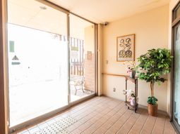 明るいエントランス風景