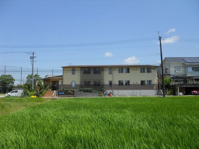 青空と緑の外観 外観 どこか懐かしさを感じさせる落ち着いた外観の建物です。周囲は自然が多く、穏やかな時間を過ごせそうです。