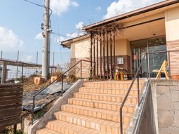 玄関の階段とベンチ