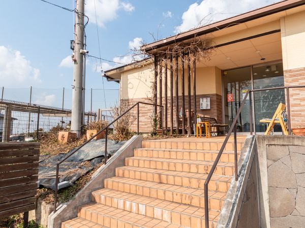 玄関の階段とベンチ