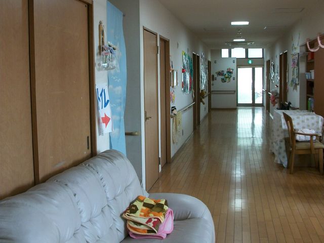 清潔感のある廊下 廊下 明るく清潔な廊下は、居心地の良い環境を提供しています。ここでのお仕事は、充実感につながるでしょう。