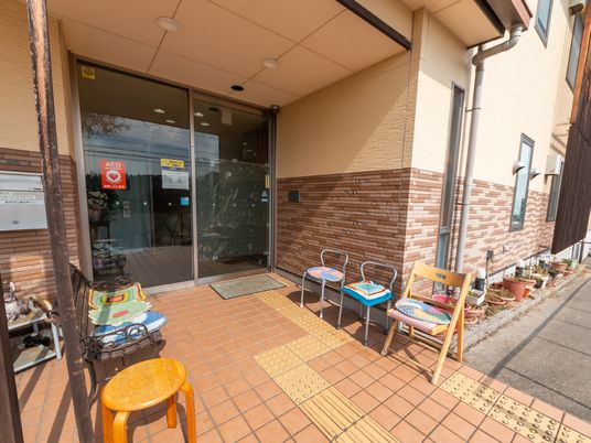 入り口とベンチ