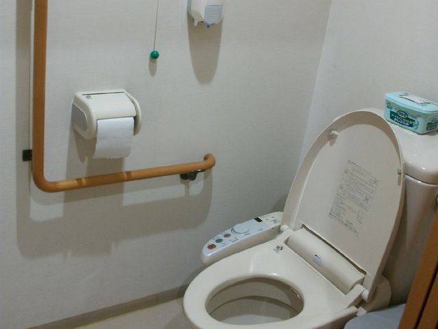 安全設計されたトイレ トイレ 安全に配慮したトイレ環境です。利用者のサポートを通じて豊かな職務経験を積めます。