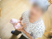 人形を持つ女性の姿