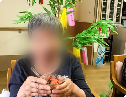 楽しむ人と笹飾り