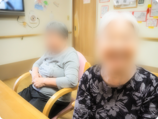 ソファに座る人たち