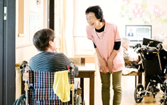 笑顔の交流がある様子