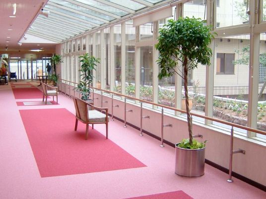 廊下の明るい風景