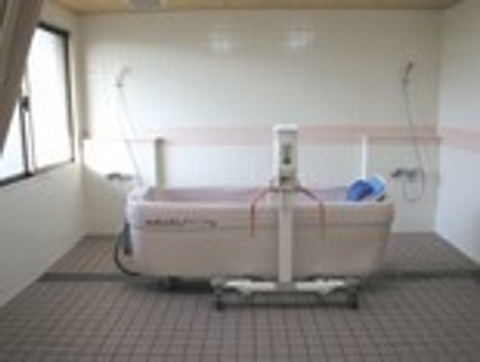 床タイルの明るい浴室