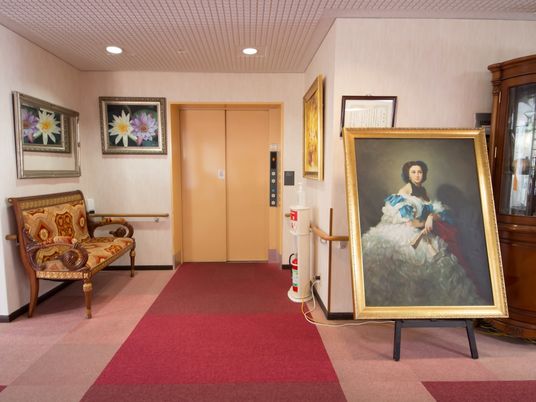 廊下に絵画と椅子