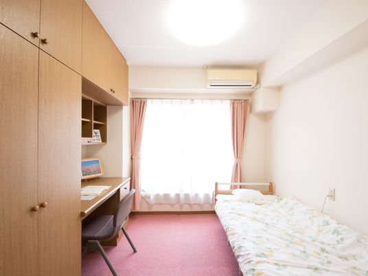 居室の明るい一室