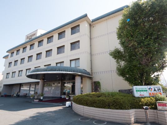 明るい外観の建物エントランス