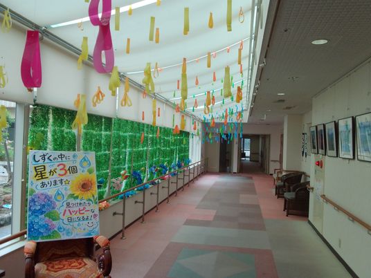 飾り付き明るい廊下  