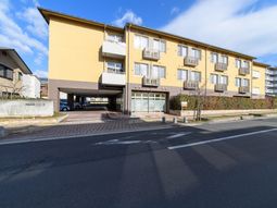 快適なエントランスの施設外観