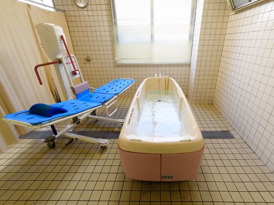 バリアフリー設計の浴室