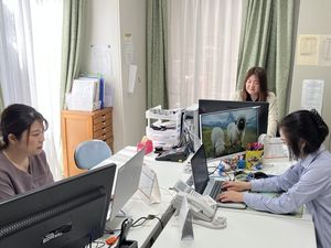 スタッフが集まる事務室  