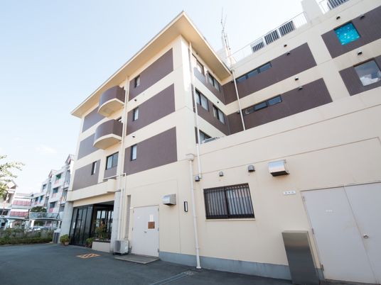 多階層建物のエントランス