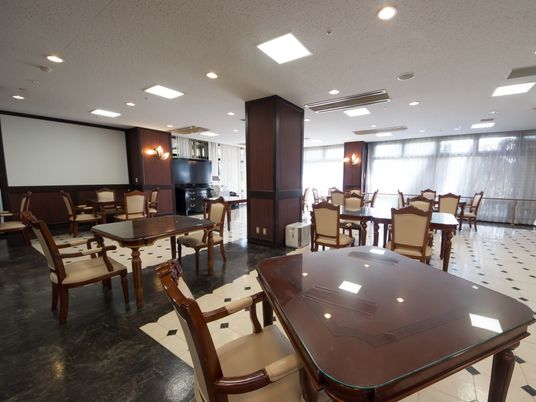 広々とした明るい食堂