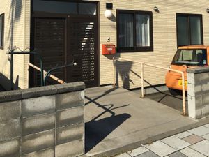 スロープ付きの出入口  