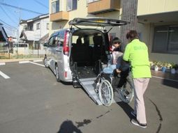 車いす専用車両とスタッフ