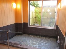 明るい和風の浴室