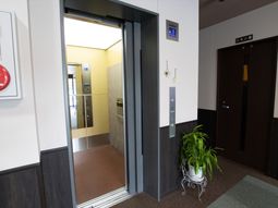 エレベーター前の通路