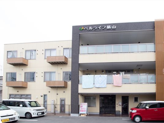 明るい外観の建物