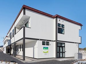 明るい外観の建物外観  