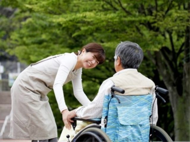 介護スタッフと利用者のふれあい 介護 優しく寄り添うスタッフの笑顔が印象的な場面です。穏やかな環境での温かい対話を大切にしています。