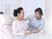 介護士と高齢女性の居室