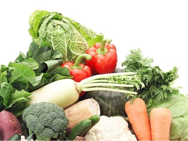 新鮮野菜の豊富なセット 食材 新鮮な野菜をふんだんに使った料理で、利用者様の健康を支えています。バランスの良い食事の提供に努めています。