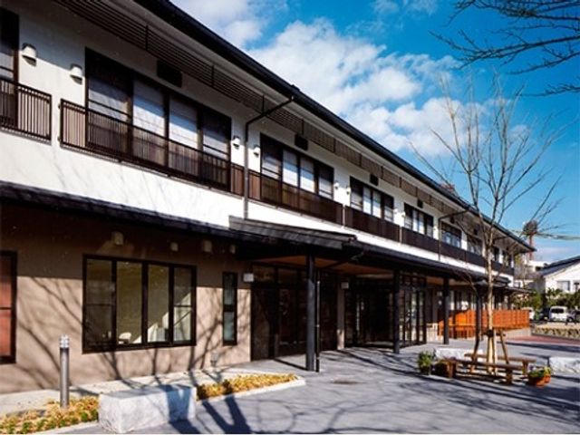 明るい外観の建物エントランス 施設外観 開放的で明るいエントランスがお出迎えします。快適な職場環境を求める方にぴったりです。