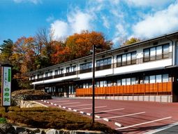 秋の光景が映える外観