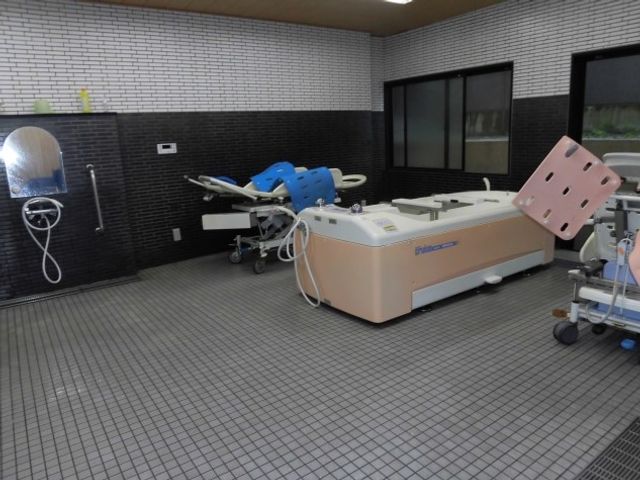 機能訓練室の設備 特別浴室 広くて清潔な機能訓練室で、専門の設備を使用したサポートが受けられます。利用者の日常生活の質の向上に寄与する空間です。